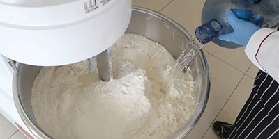 بعد عملية عجن العجين