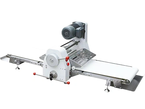 فرادة عجين توضع على الطاولة