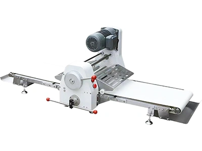 فرادة عجين توضع على الطاولة