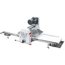 فرادة عجين توضع على الطاولة