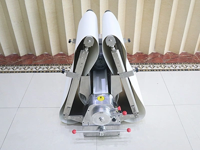 فرادة عجين توضع على الطاولة