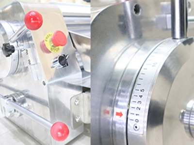 فرادة عجين توضع على الطاولة