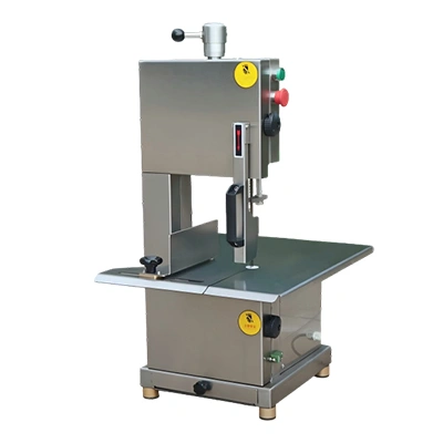 منشار تقطيع لحوم يوضع على الطاولة