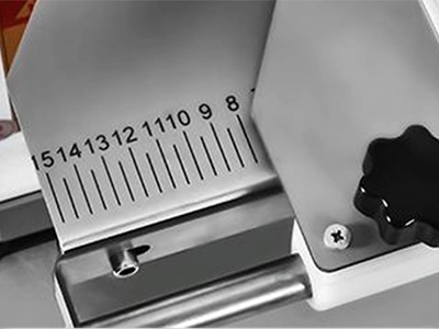 منشار تقطيع لحوم يوضع على الطاولة